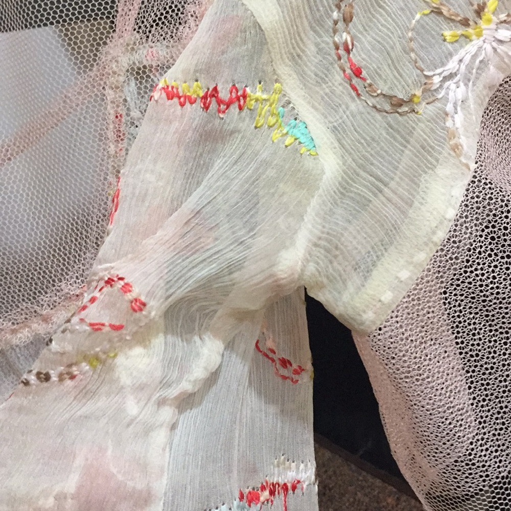 Delicate and airy embroidered top - Picture 7 of 8